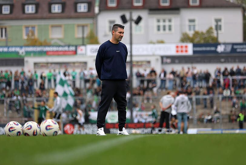 Zur Pause sauer: TSV-1860-Trainer Alper Kayabunar. Zur Pause sauer: TSV-1860-Trainer Alper Kayabunar.
