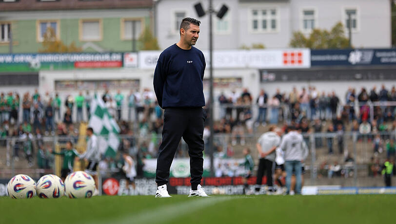 Zur Pause sauer: TSV-1860-Trainer Alper Kayabunar. Zur Pause sauer: TSV-1860-Trainer Alper Kayabunar.