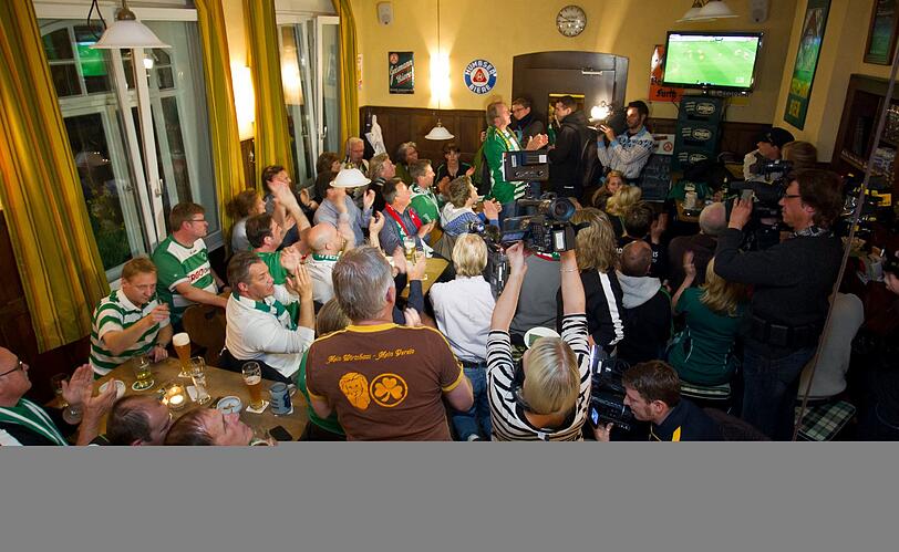 In der nächsten Saison spielen die Franken von der SpVgg Greuther Fürth in der ersten Liga - wenn das kein Grund zum Feiern ist! Dank dem 2:1 Sieg von Dynamo Dresden gegen Fortuna Düsseldorf ist dem Spitzenreiter ein Tabellenplatz ganz vorne jetzt gewiss.