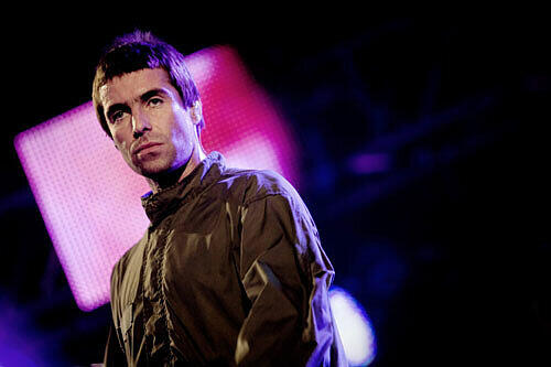 Alles, was Liam Gallagher selbst gerne tragen würde, entwirft er seit 2009 in seinem eigenen Modelabel "Pretty Green" - vor allem T-Shirts mit coolen Prints.