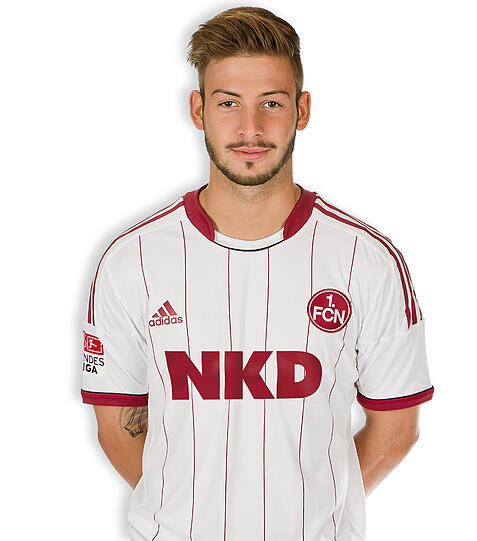 MARVIN PLATTENHARDT: Note 5. Nach vorne in der ersten Hälfte gute Ansätze. Das 1:0 und 2:0 fielen aber über Flanken von seiner Seite