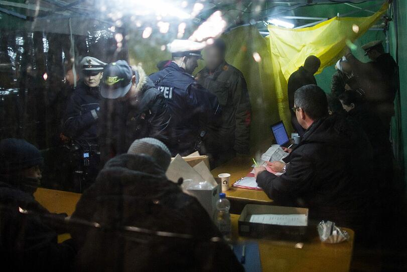 Am Samstagabend haben mehrere Hundert Polizisten im Düsseldorfer Nordafrikaner-Viertel Maghreb mehr als sechs Stunden lang Personen kontrolliert und Räume durchsucht.