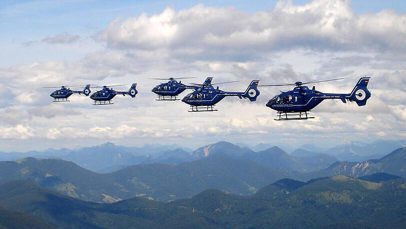 Um genügend Abstand voneinander zu halten, fliegen die Hubschrauber in einer V-Formation. Um genügend Abstand voneinander zu halten, fliegen die Hubschrauber in einer V-Formation.
