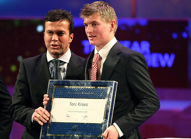 Da war er noch ganz jung: Toni Kroos erhält 2007 die Ehrung für den besten Spieler der U17-WM und präsentiert sie mit Lothar Matthäus.