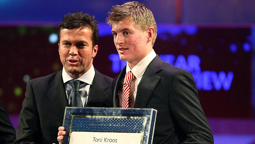 Da war er noch ganz jung: Toni Kroos erhält 2007 die Ehrung für den besten Spieler der U17-WM und präsentiert sie mit Lothar Matthäus. Da war er noch ganz jung: Toni Kroos erhält 2007 die Ehrung für den besten Spieler der U17-WM und präsentiert sie mit Lothar Matthäus.