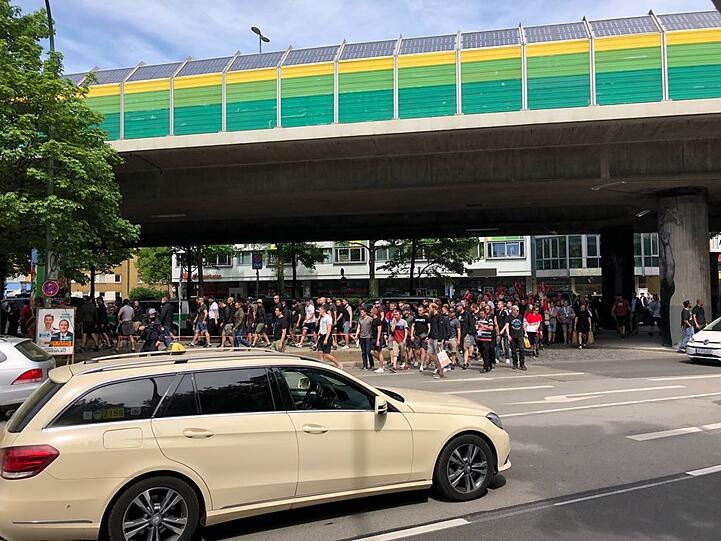 Die Ultras des FC Bayern sind am Candidplatz angekommen.