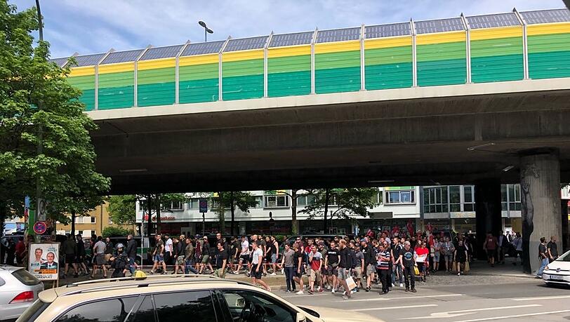 Die Ultras des FC Bayern sind am Candidplatz angekommen. Die Ultras des FC Bayern sind am Candidplatz angekommen.