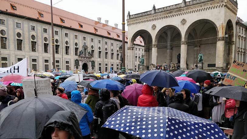 Rund 10.000 Schüler demonstrierten am Freitag (15. März) in München für einen bessere Klimapolitik. Rund 10.000 Schüler demonstrierten am Freitag (15. März) in München für einen bessere Klimapolitik.