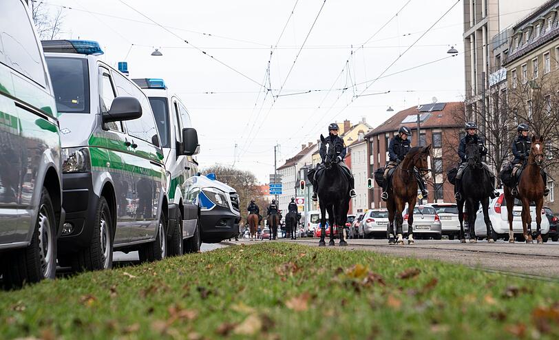 Die Fans des FC Bayern versammelten sich am Vormittag am Sendlinger Tor und reisten von dort aus weiter zum Wettersteinplatz.
