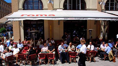 2001: Das legendäre Roma in der Maximilianstraße 31 &ndash; das Wohn- und Sonnenzimmer der Stars und Selbstdarsteller.