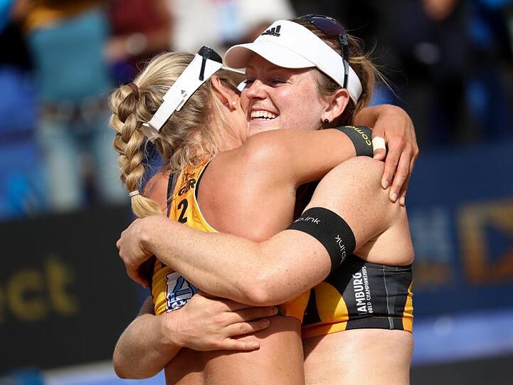 Karla Borger und Julia Sude (r) feiern den Einzug ins WM-Achtelfinale in Hamburg.