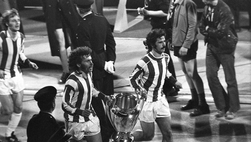 Der Anfang des Titelhattricks im Europapokal der Landesmeister in den 70ern: Paul Breitner und Gerd Müller (r.) mit dem ersten Henkelpott. Der Anfang des Titelhattricks im Europapokal der Landesmeister in den 70ern: Paul Breitner und Gerd Müller (r.) mit dem ersten Henkelpott.