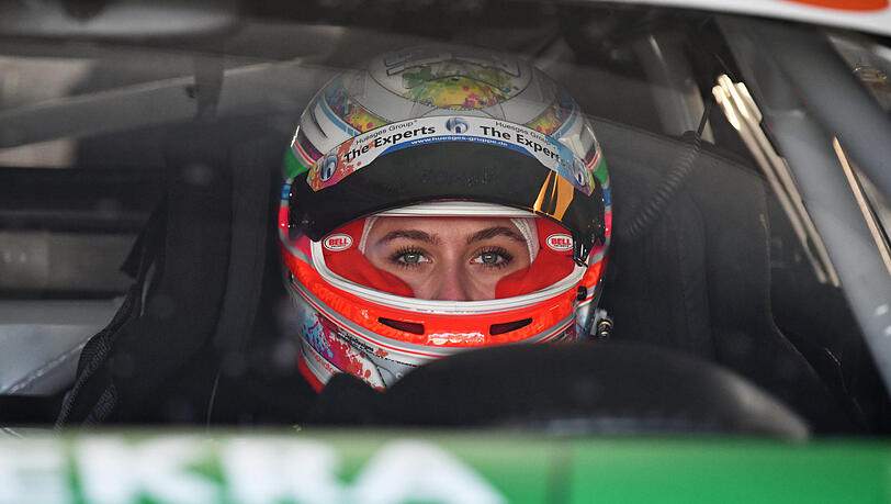 Augen auf bei der Berufswahl: Mit dem Motorsport hat sich Sophia Flörsch eine von Männern dominierte Branche ausgesucht. Doch die 20-Jährige hat sich auch in der DTM bisher gut geschlagen.