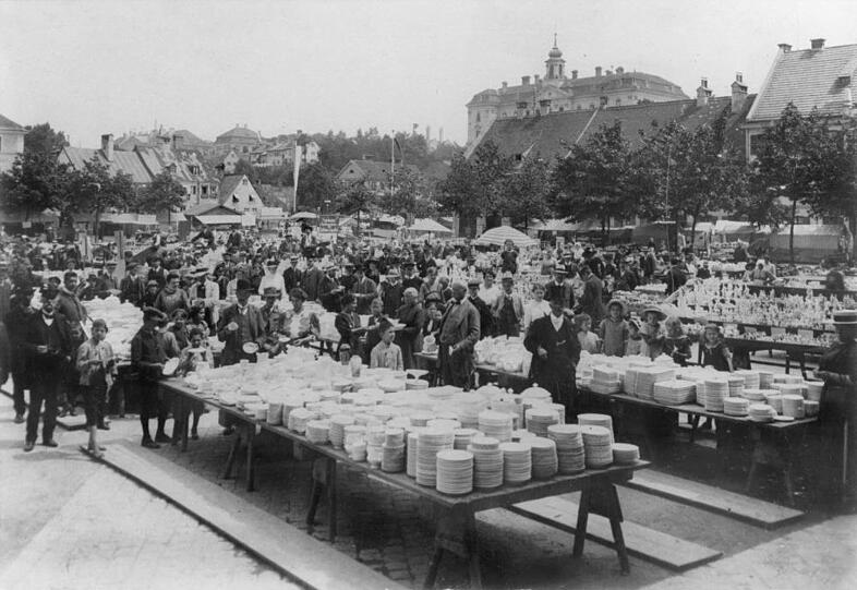 Recht geschirrlastig wirkt das Angebot auf der Dult 1913. Den Kindern macht die ganze Sache aber offensichtlich schon so viel Spaß wie noch heute