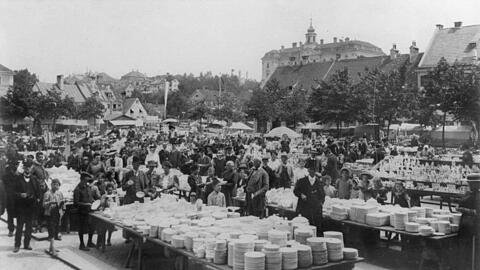 Recht geschirrlastig wirkt das Angebot auf der Dult 1913. Den Kindern macht die ganze Sache aber offensichtlich schon so viel Spaß wie noch heute