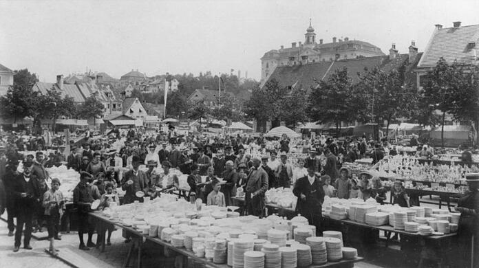 Recht geschirrlastig wirkt das Angebot auf der Dult 1913. Den Kindern macht die ganze Sache aber offensichtlich schon so viel Spaß wie noch heute
