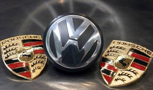 Klein schluckt groß: Porsche will VW künftig beherrschen. Kritiker argwöhnen jedoch, der Sportwagenbauer möchte mit dem Kauf von VW-Aktien einen Reibach machen.Foto: dpa