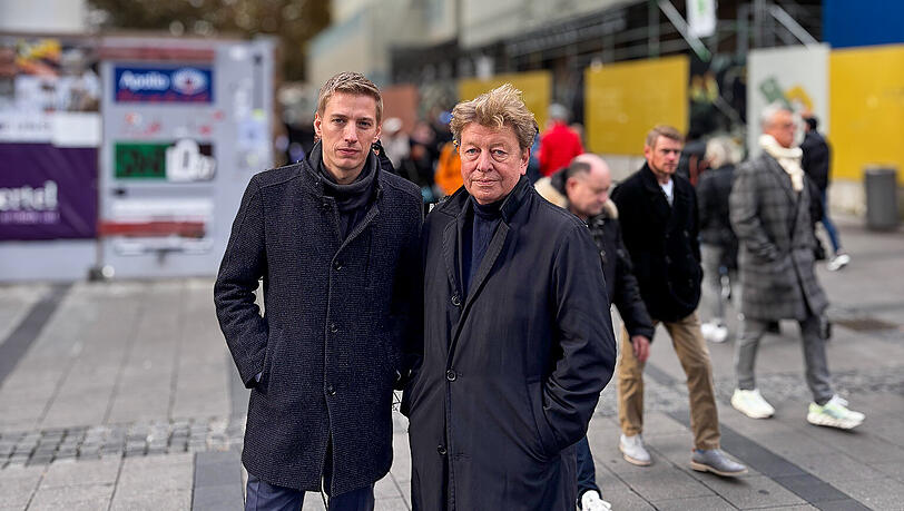 Münchens Zweiter Bürgermeister Dominik Krause und der Einzelhandelsverbands-Chef von Citypartner Wolfgang Fischer stehen vor der berühmtesten Bauruine Münchens, der Alten Akademie.