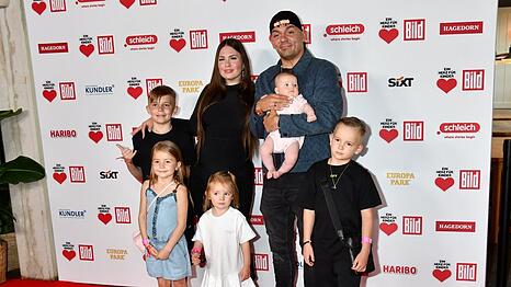 Capital Bra mit seiner Ehefrau Charlyn und den f&uuml;nf gemeinsamen Kindern.