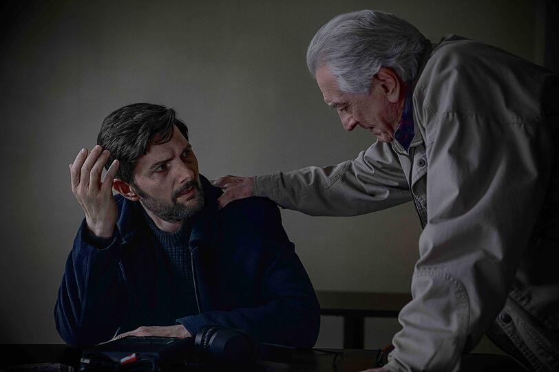 Als Toms (Adam Scott, links) Sohn verschwindet verbündet er sich widerwillig mit seinem Vater (Robert De Niro), zu dem er zuvor jeglichen Kontakt abgebrochen hatte. Toms Vater ermittelte damals im Fall. Als Toms (Adam Scott, links) Sohn verschwindet verbündet er sich widerwillig mit seinem Vater (Robert De Niro), zu dem er zuvor jeglichen Kontakt abgebrochen hatte. Toms Vater ermittelte damals im Fall.