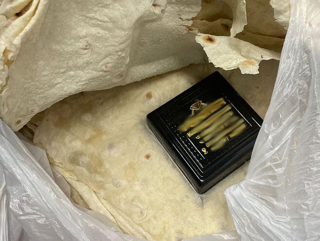 Schmuggelware: Hier lagen Goldarmreifen versteckt in Fladenbrot. Schmuggelware: Hier lagen Goldarmreifen versteckt in Fladenbrot.