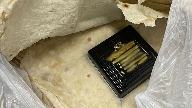 Schmuggelware: Hier lagen Goldarmreifen versteckt in Fladenbrot.
