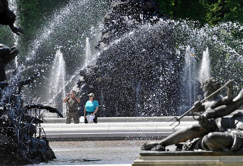 Koenig Ludwig II. und seine Zeit" im Schloss Herrenchiemsee auf der Herreninsel im Chiemsee. 125 Jahre nach dem Tod des bayerischen Koenigs Ludwig II. nimmt sich nun die Bayerische Landesausstellung 2011 der von Legenden umrankten Persoenlichkeit an.