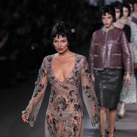 Ungewöhnlicher Look: Für Marc Jacobs, dem Chefdesigner von Louis Vuitton, schwebt die schöne Kate mit dunklen Wuschel-Haaren über den Laufsteg. Sonst sieht sie übrigens eher so aus...