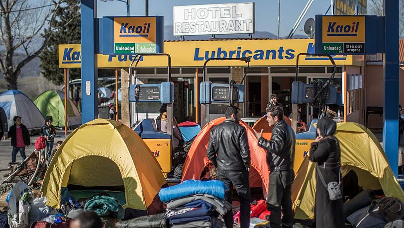 Flüchtlinge in der Nähe des Flüchtlingslager in Idomeni an der Grenze zwischen Griechenland und Mazedonien niedergelassen. Die Tankstelle ist die Umsteigestation für viele Flüchtlinge, die meist mit dem Taxi aus Thessaloniki kommen und dann die letzten Kilometer zur Grenze zu Fuß gehen. Flüchtlinge in der Nähe des Flüchtlingslager in Idomeni an der Grenze zwischen Griechenland und Mazedonien niedergelassen. Die Tankstelle ist die Umsteigestation für viele Flüchtlinge, die meist mit dem Taxi aus Thessaloniki kommen und dann die letzten Kilometer zur Grenze zu Fuß gehen.