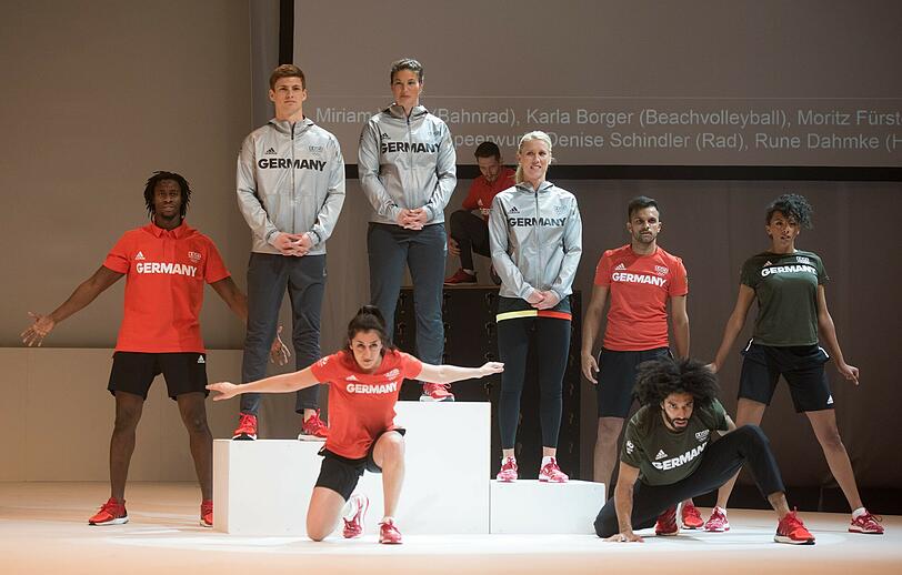 Cooler Chic statt bunter Samba-Look: Die deutsche Olympia-Mannschaft wird bei der Eröffnungs- und Schlussfeier der XXXI. Sommerspiele in Rio de Janeiro kein Farbtupfer sein, dürfte mit dem modernen Outfit aber eine gute Figur machen. Die Bilder.