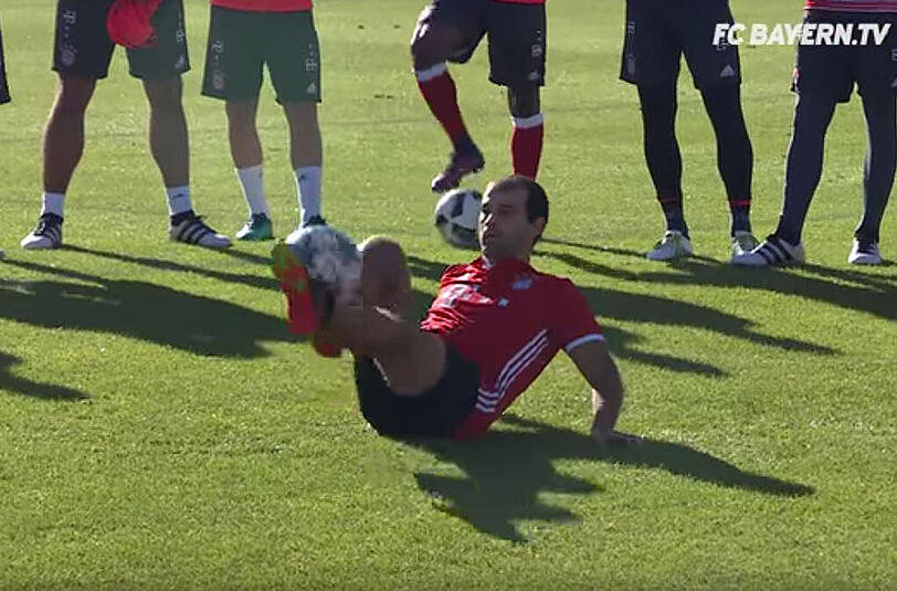 Der albanische Freestyler Fabian präsentierte den Profis des FC Bayern einige seiner Tricks.
