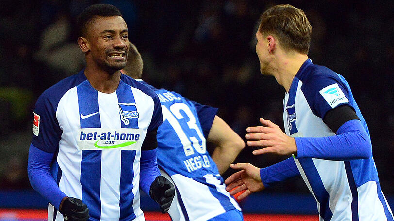 Der Berliner Salomon Kalou (links) lässt sich für sein Tor zum 2:0 gegen Darmstadt feiern.