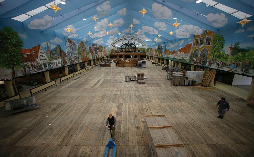 Der Himmel der Bayern wird errichtet - ein Bild vom Aufbau des Hacker-Festzelts 2012.