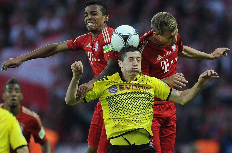 Bald Kollegen? Dortmunds Robert Lewandowski (unten, Mitte) im Duell mit Luiz Gustavo (l.) und Holger Badstuber vom FC Bayern.