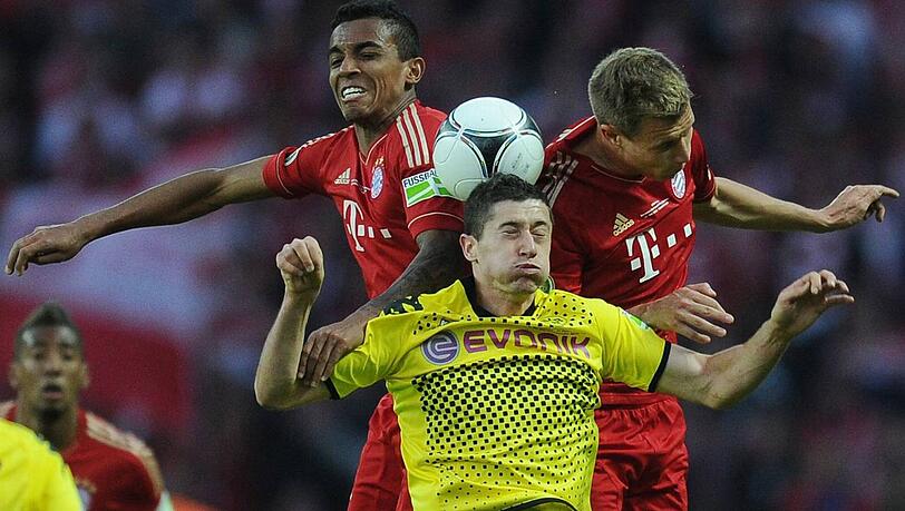 Bald Kollegen? Dortmunds Robert Lewandowski (unten, Mitte) im Duell mit Luiz Gustavo (l.) und Holger Badstuber vom FC Bayern. Bald Kollegen? Dortmunds Robert Lewandowski (unten, Mitte) im Duell mit Luiz Gustavo (l.) und Holger Badstuber vom FC Bayern.