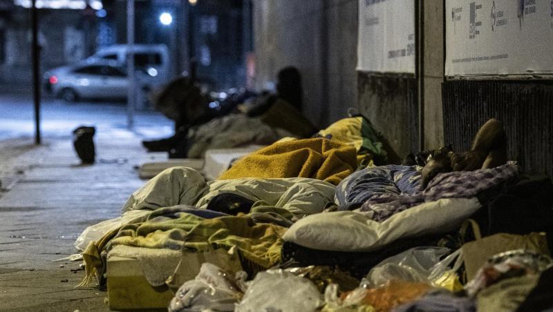 Obdachlose Menschen liegen unter einer Brücke am Bahnhof Zoo. Obdachlose Menschen liegen unter einer Brücke am Bahnhof Zoo.