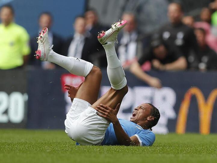 Leroy Sane liegt beim Spiel FC Liverpool - Manchester City verletzt auf dem Rasen. Foto: Frank Augstein/AP