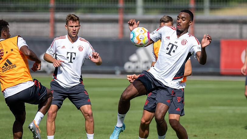 Vollgas im Training: Ryan Gravenberch (r.) und Joshua Kimmich.