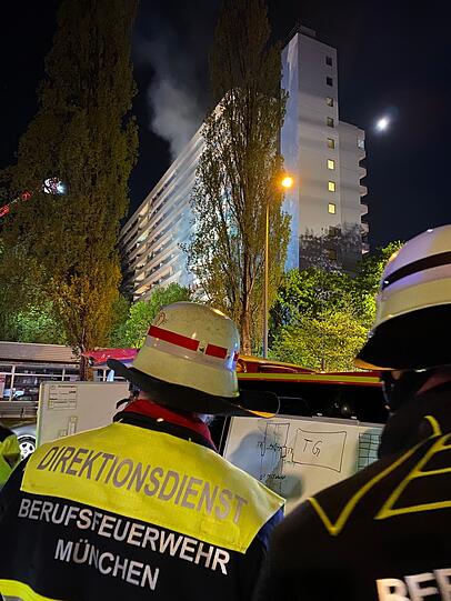 Einsatzkräfte der Feuerwehr beim Löschen eines Brandes in München.
