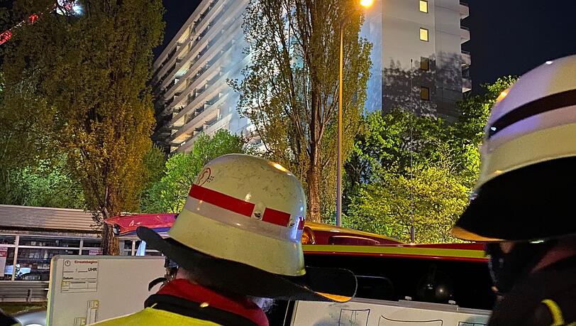 Einsatzkräfte der Feuerwehr beim Löschen eines Brandes in München. Einsatzkräfte der Feuerwehr beim Löschen eines Brandes in München.