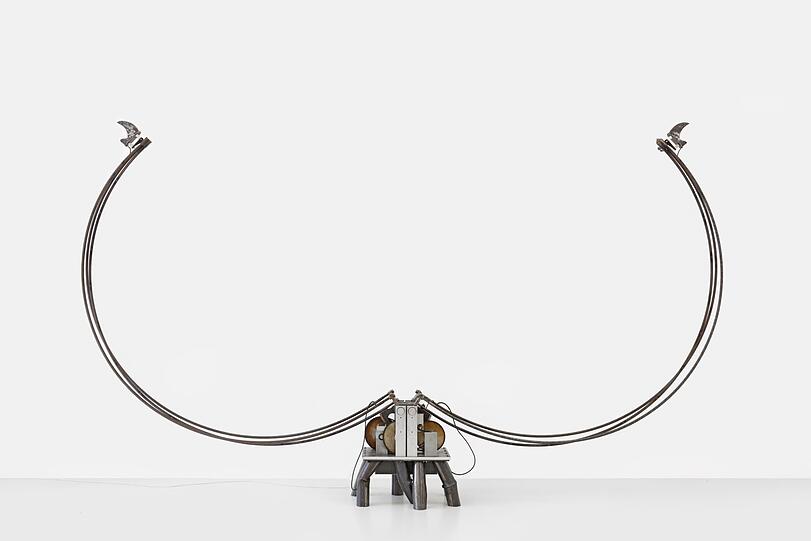 Rebecca Horns "Kiss of the Rhinoceros" von 1989: Noch sind die Nashornhörner einigermaßen weit auseinander, aber sie nähern sich stetig, und dann kommt es zum erotischen Kontakt.