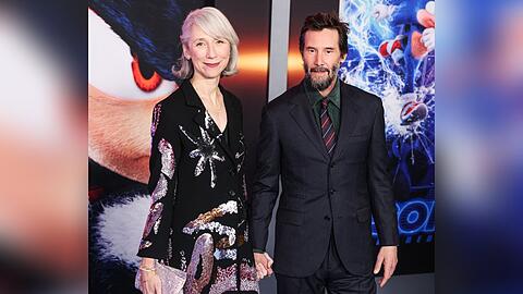 Alaxandra Grant und Keanu Reeves sind seit 2019 offiziell zusammen.