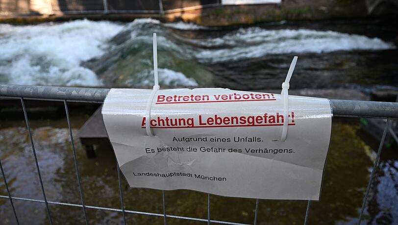 Nach dem tödlichen Unfall haben die Behörden das Surfen auf der Eisbachwelle bis auf Weiteres verboten.