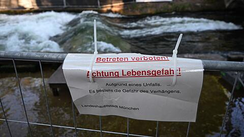 Nach dem tödlichen Unfall haben die Behörden das Surfen auf der Eisbachwelle bis auf Weiteres verboten.