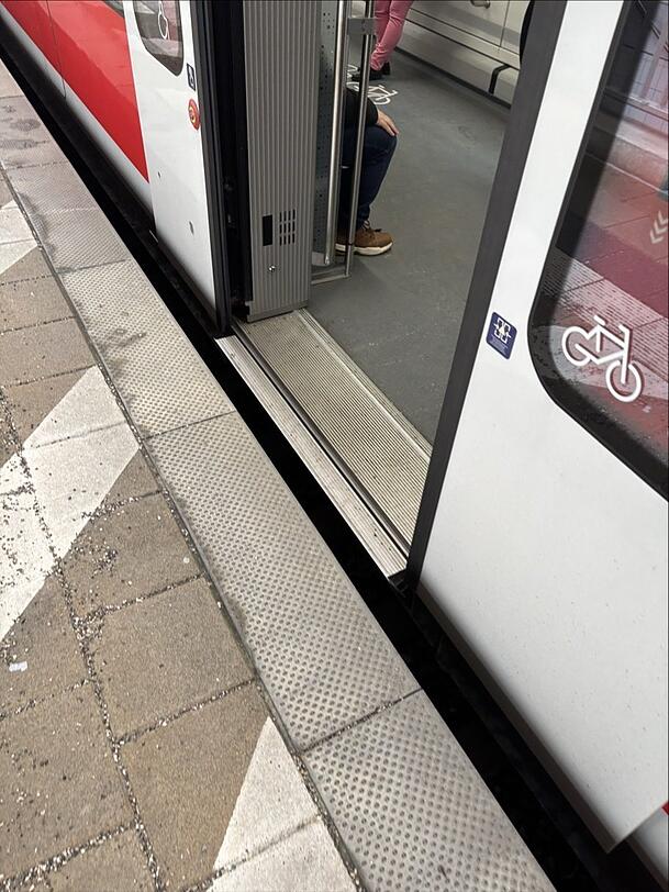 Unterschiedliche Höhen am Bahnsteig. Unterschiedliche Höhen am Bahnsteig.