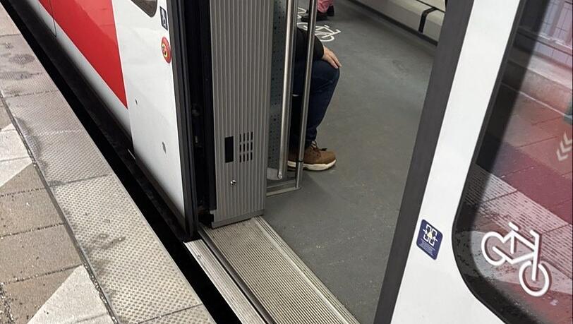 Unterschiedliche Höhen am Bahnsteig. Unterschiedliche Höhen am Bahnsteig.