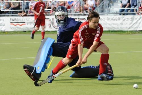 Traf zum 8:3 für den NHTC: Frederic Wolff lässt Neuss&rsquo; Keeper Jan Eric Schulz (links) keine Chance.