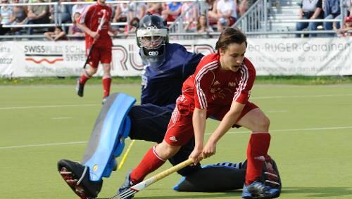 Traf zum 8:3 für den NHTC: Frederic Wolff lässt Neuss’ Keeper Jan Eric Schulz (links) keine Chance. Traf zum 8:3 für den NHTC: Frederic Wolff lässt Neuss’ Keeper Jan Eric Schulz (links) keine Chance.