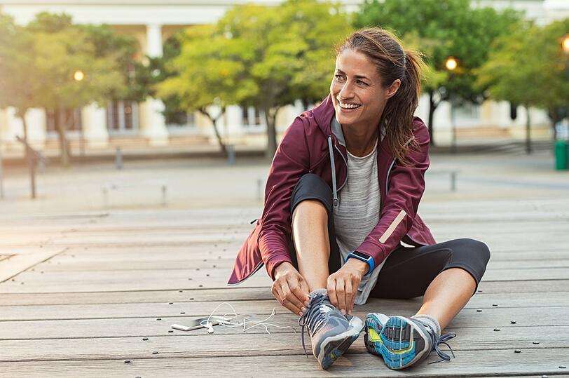 Sorry, aber ohne Bewegung ist es einfach sehr schwer, den Stoffwechsel zu beschleunigen. Sie m&uuml;ssen keinen Marathon laufen und auch keine Muckibude besuchen, aber ein 30-min&uuml;tiger strammer Spaziergang t&auml;glich oder Training mit dem eigenen K&ouml;rpergewicht helfen, um in Schwung zu kommen.