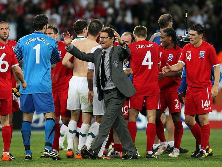 Englands Coach Fabio Capello (M) glaubt bei seinem Team an die Wende.